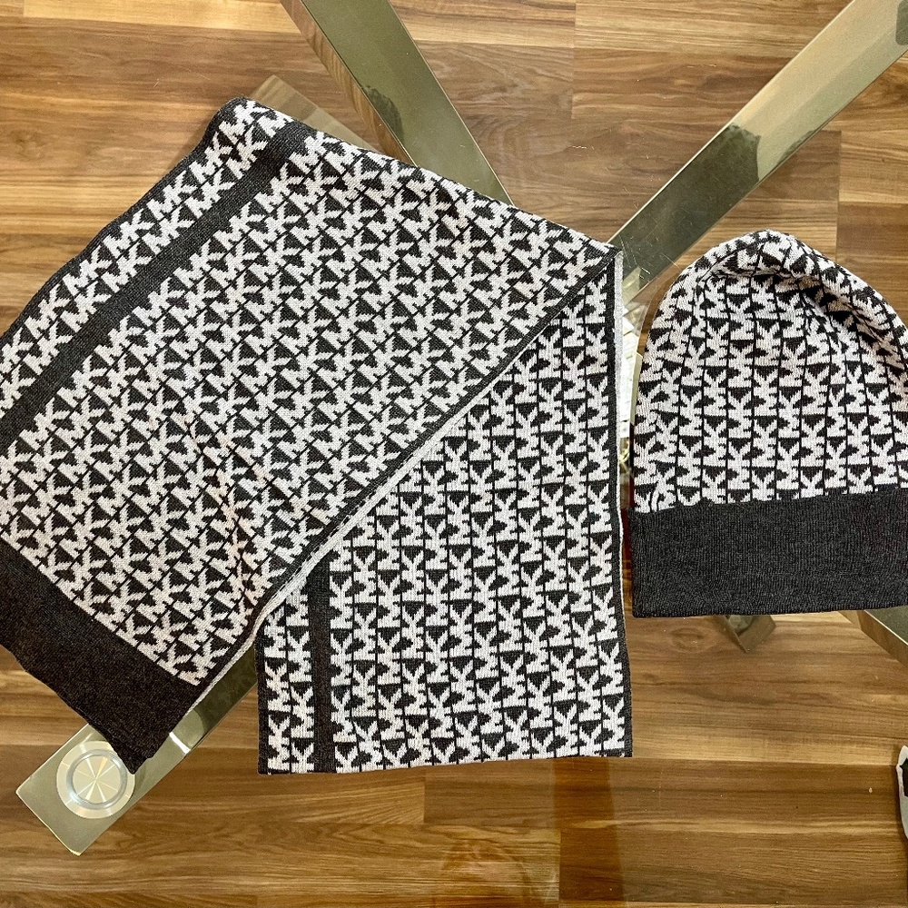 Michael Kors Beanie and Scarf set, reversible